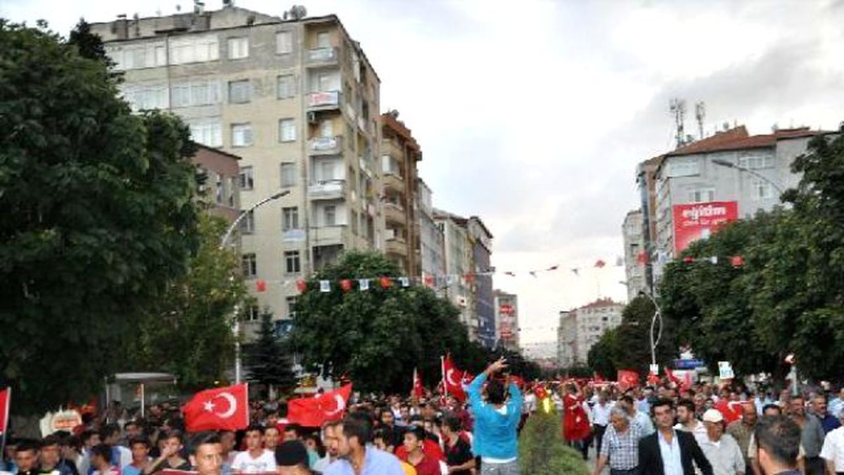 Çorum\'da Hdp İl Binasına Taşlı Saldırı