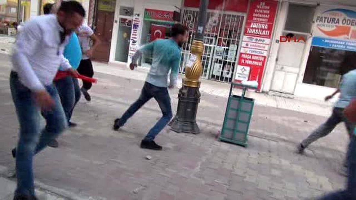 Çorum\'da Hdp İl Binasına Taşlı Saldırı