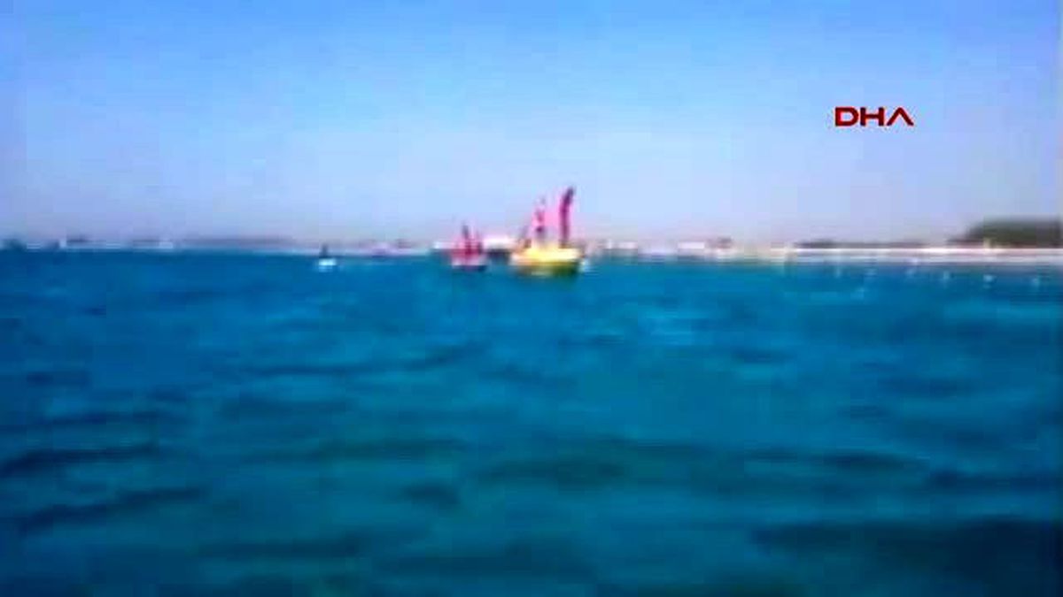 Denizde ve Havada Bayraklı Protesto
