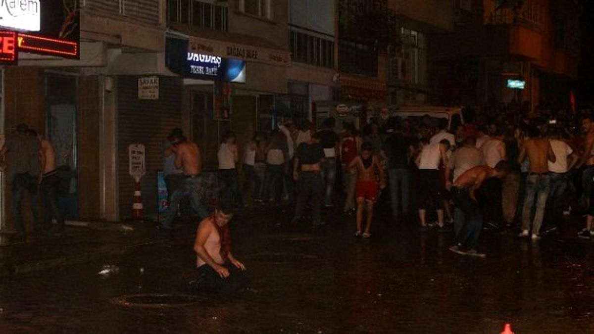 Denizli\'de Hdp Önünde Toplanan Kalabalığa Müdahale
