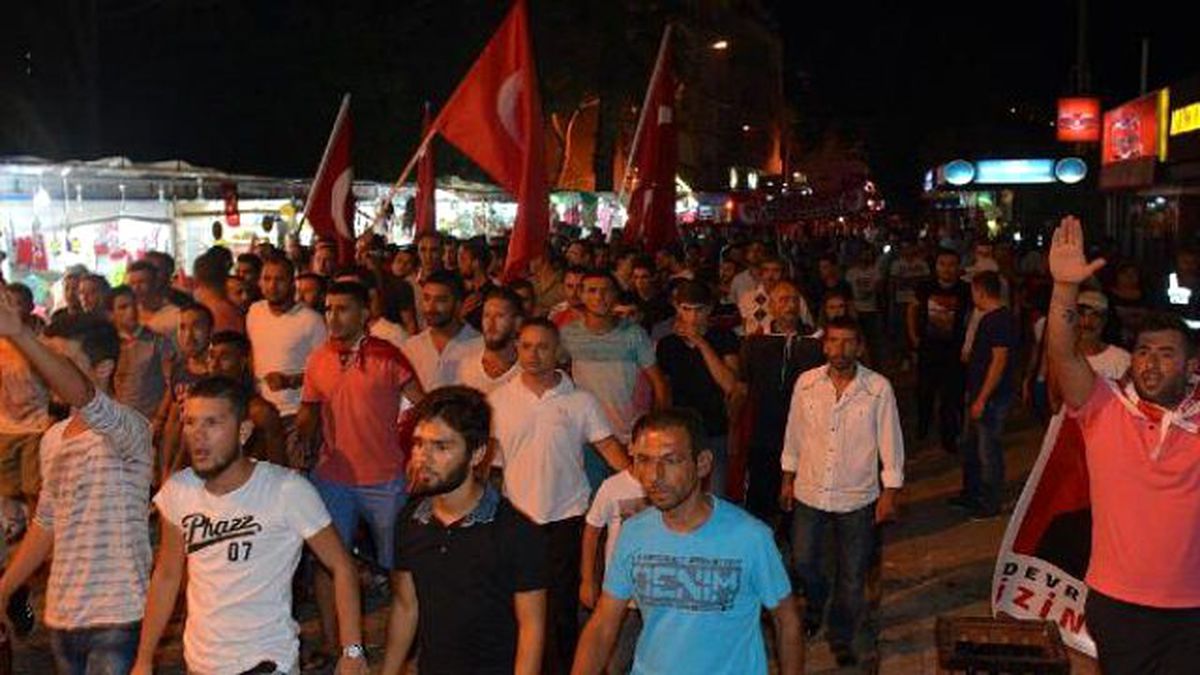 Dikili\'de Hdp Binası Taşlandı
