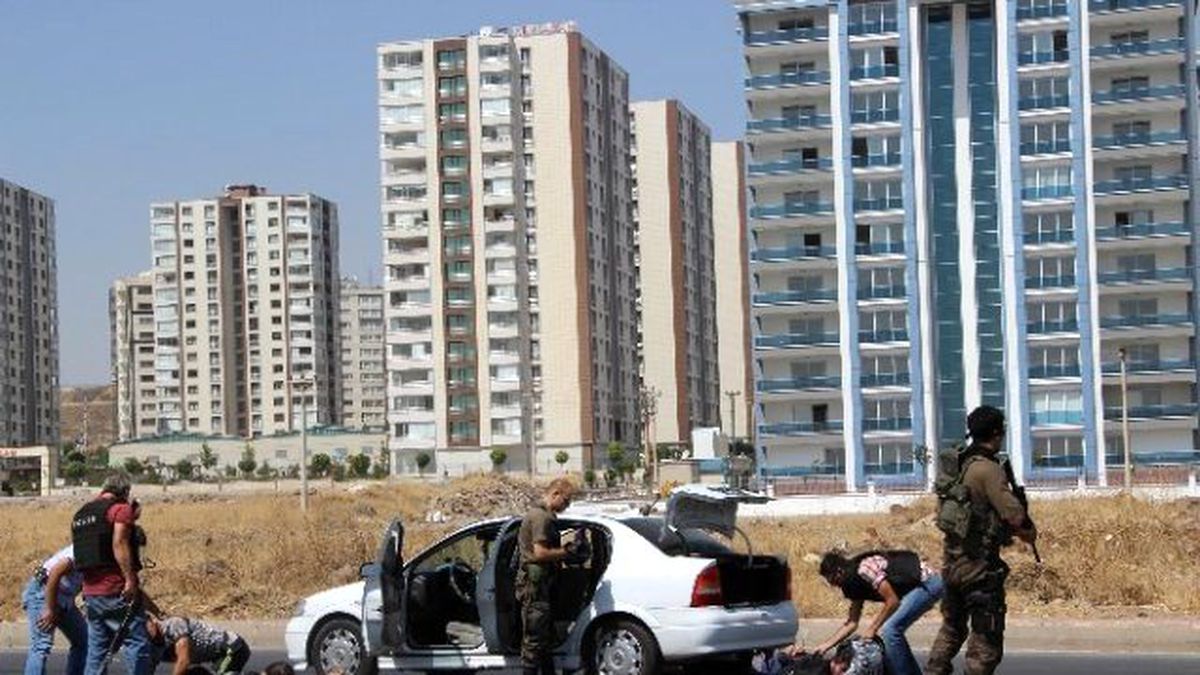 Diyarbakır'da Bombalı Araç İhbarı Polisi Alarma Geçirdi