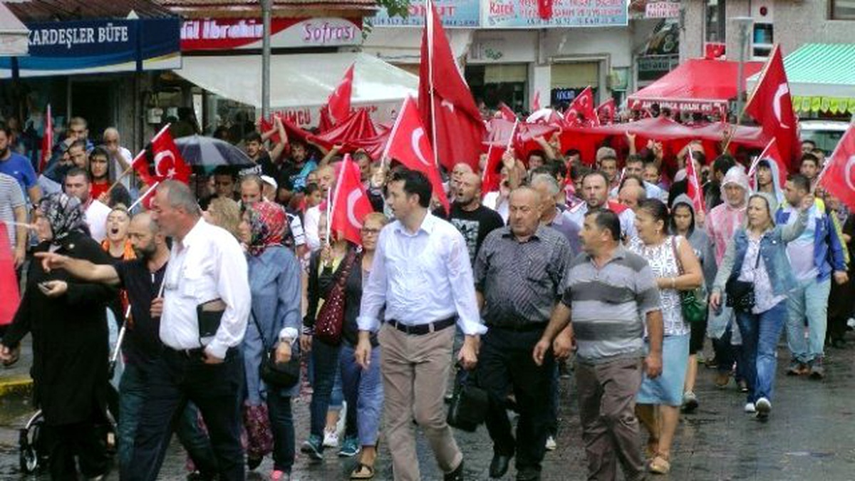 Düzce\'de Yüzlerce İnsan Şehitler İçin Yürüdü