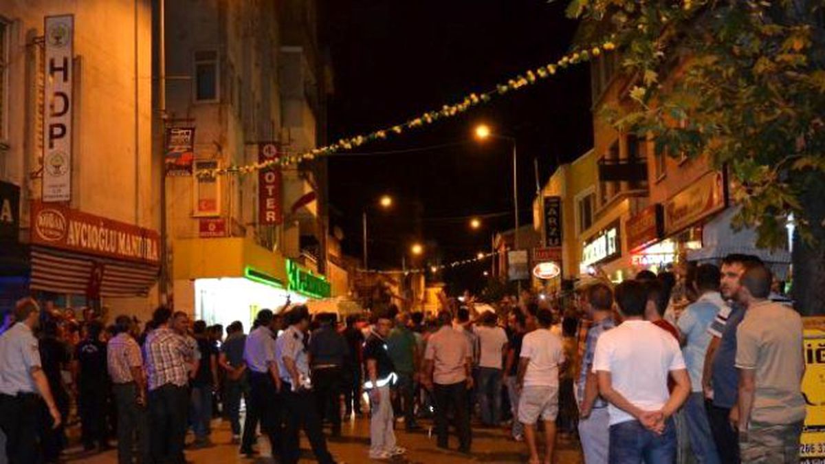 Edremit\'te Hdp Binası Taşlandı, Tabelası İndirildi