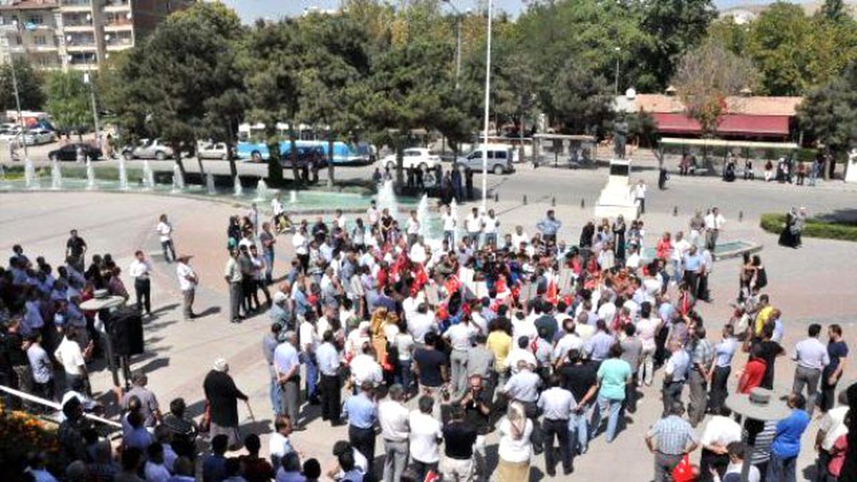 Elazığ\'da Teröre Tepki Eyleminde Olaylar Çıktı