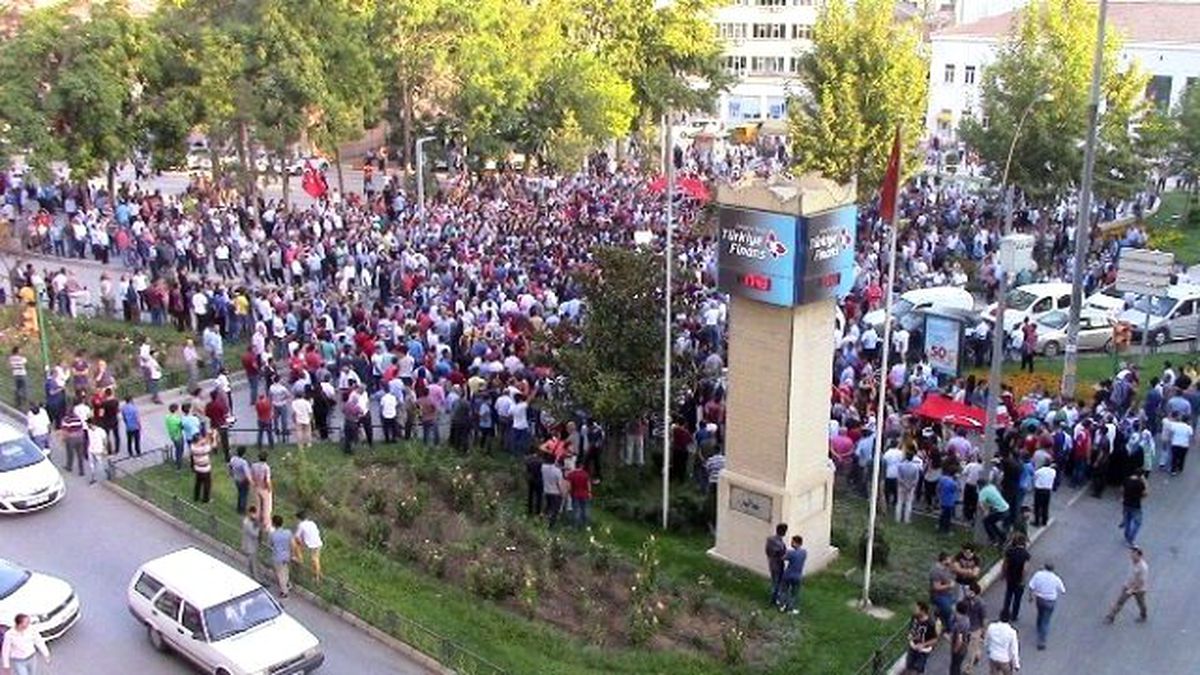 Elazığ\'da Teröre Tepki Yürüyüşünde Gerginlik