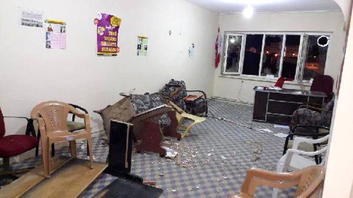 Ereğli\'de Hdp Binasındaki Eşyalar Ateşe Verildi