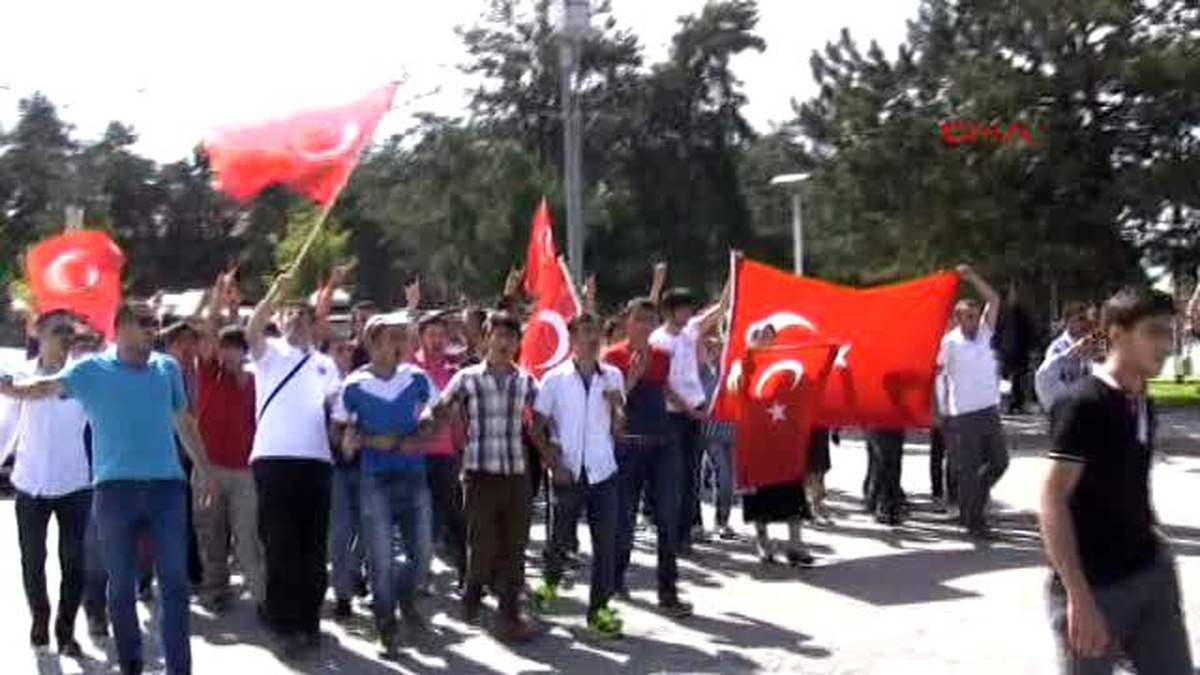 Erzurum Terörü Lanetleyen Gençlerden Mehmetçikler\'e Sevgi Gösterisi