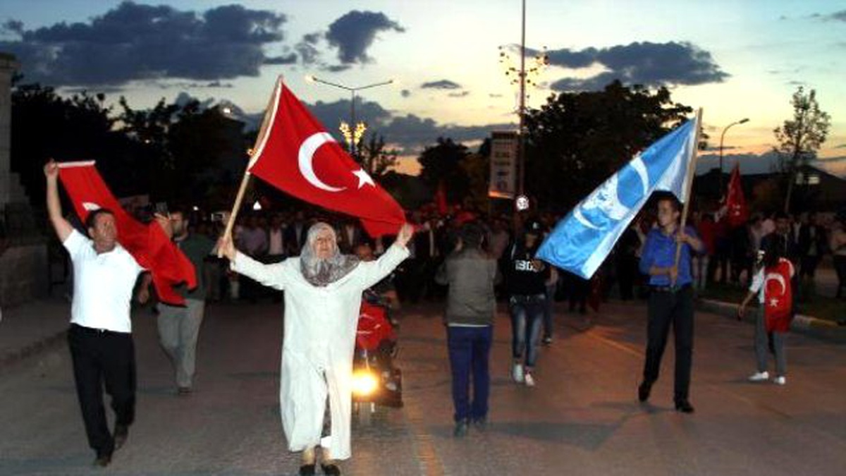 Erzurumlular \'Şehitler Ölmez, Vatan Bölünmez\' Diyerek Yürüdüler