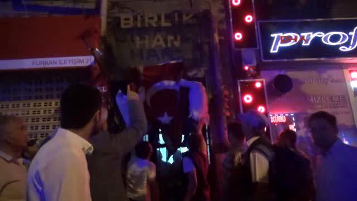 Eskişehir\'de Hdp İl Örgütünün Bulunduğu İş Merkezi Girişinde Türk Bayrağı Astılar