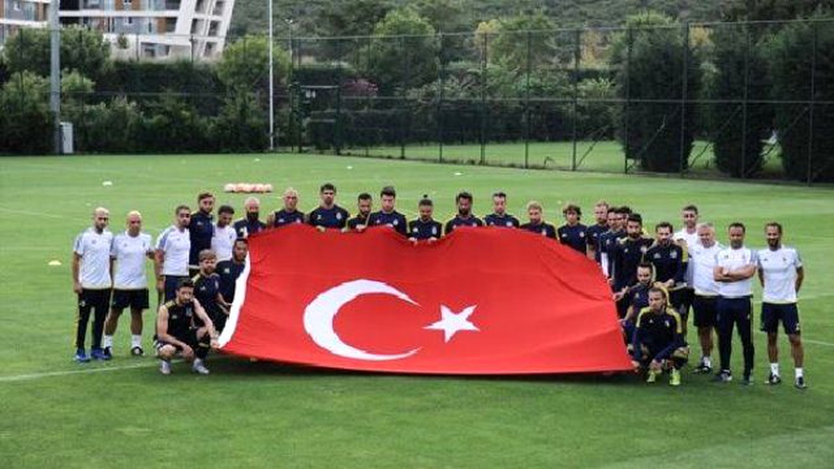 Fenerbahçe Şehitler İçin Türk Bayrağı Açtı