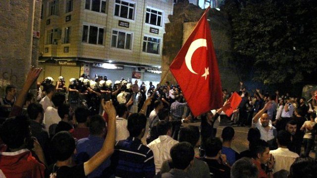 Hdp Binasına Girmek İsteyen Vatandaşlara Polis Müdahale Etti