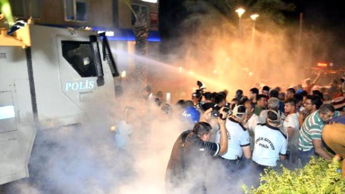 Hdp Binasına Yürümek İsteyen Gruba Polis Müdahale Etti