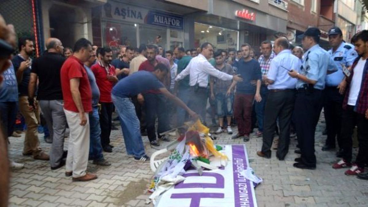 Hdp\'nin Tabelasını Yaktılar