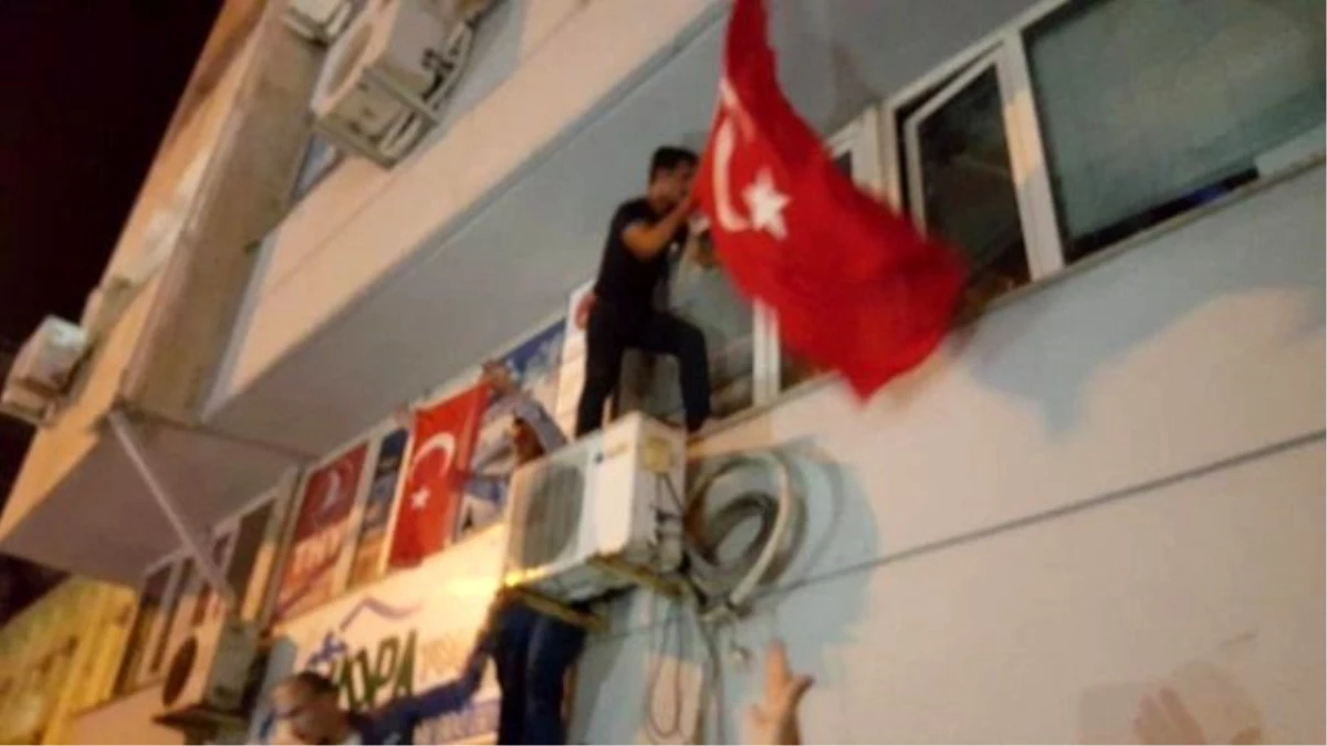 Hopa\'da Hdp Binasına Türk Bayrağı Asıldı