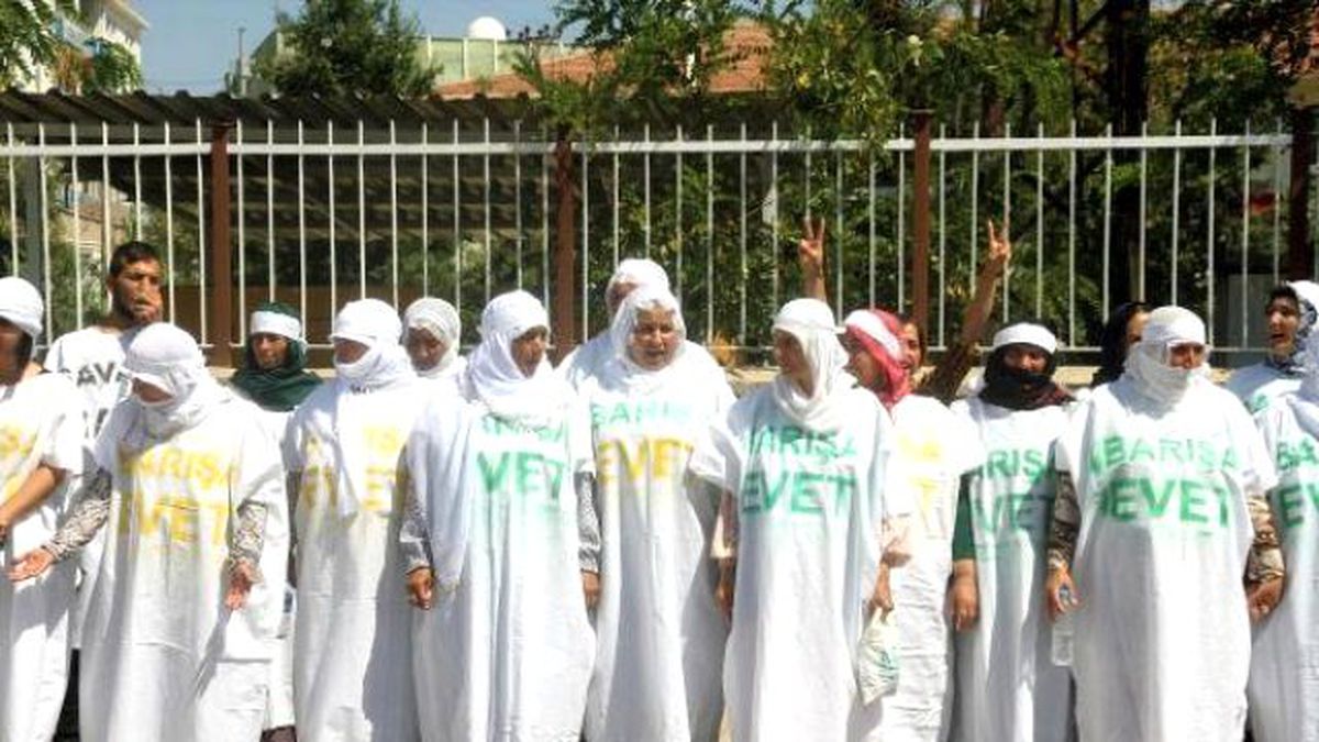 HDP ve DBP'li Yöneticiler İdil'de Kefenle Yürüdü