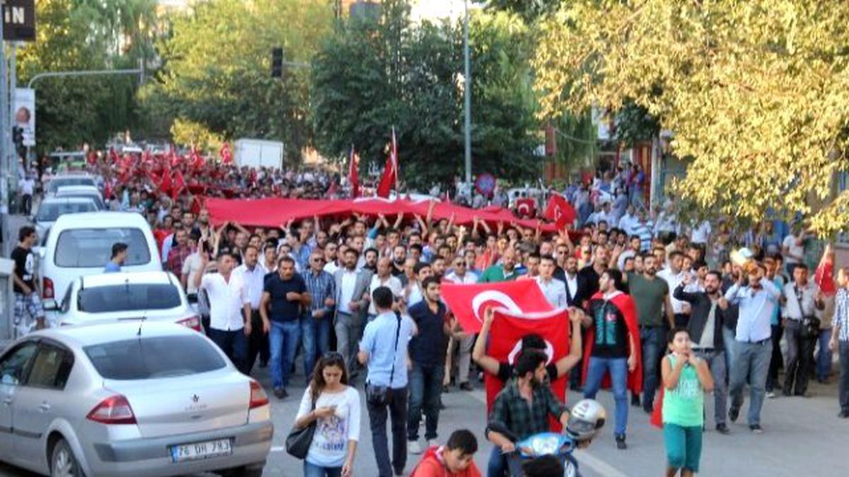 Iğdır\'da Teröre Tepki ve Şehitlere Saygı Yürüyüşü