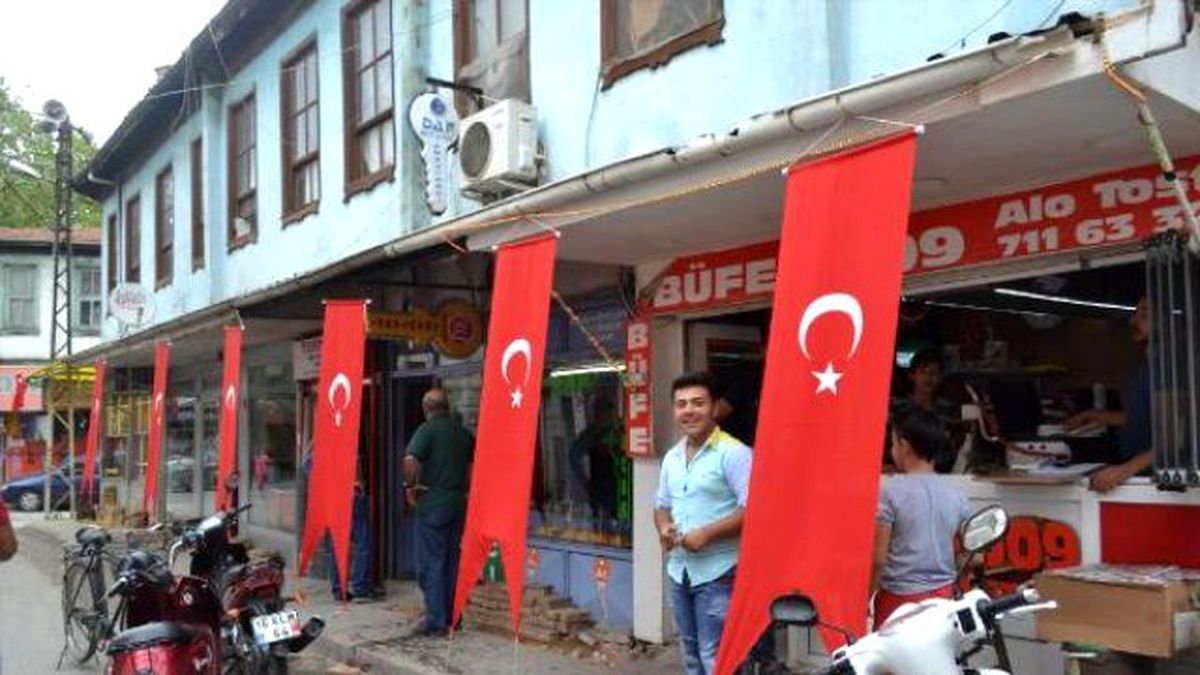 İnegöl\'de Esnaftan Teröre Bayraklı Tepki