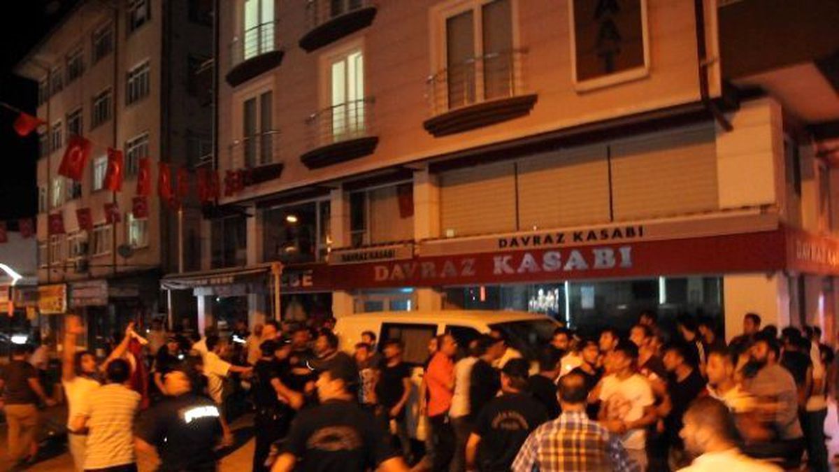 Isparta\'da Hdp İl Binasındaki Eylemde Yangın Çıktı