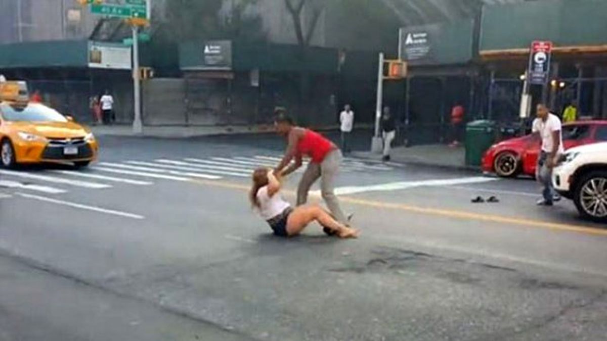 Kadınlar Trafiğe Aldırmadan Kıyasıya Kavga Etti