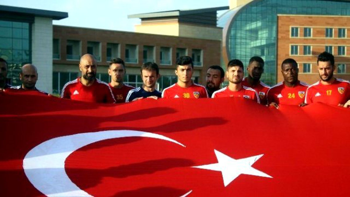 Kayserispor Antrenmana Türk Bayrağı ile Çıktı