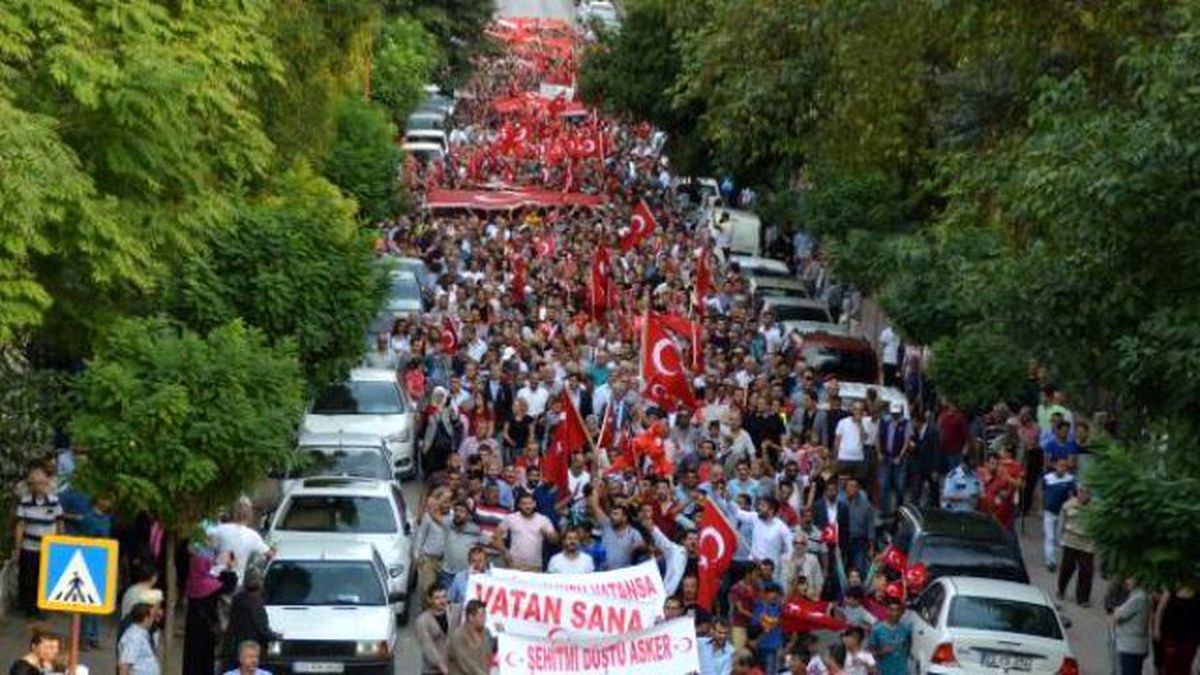Keşan\'da 5 Bin Kişi Şehitler İçin Yürüdü