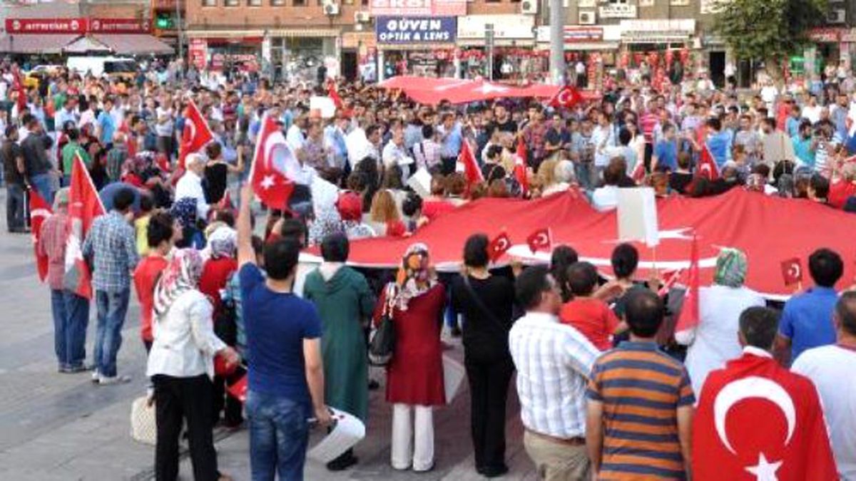 Kırıkkale\'de 10 Binler Sokağa Dökülüp Terörü Protesto Etti