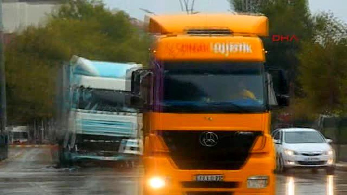 Kocaeli E-130\'un Karamürsel Geçişindeki Beton Yol Sürücülerin Korkulu Rüyası Oldu