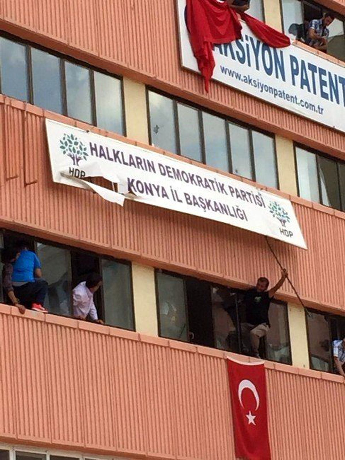 Konya\'da Hdp İl Başkanlığı Tabelası Söküldü
