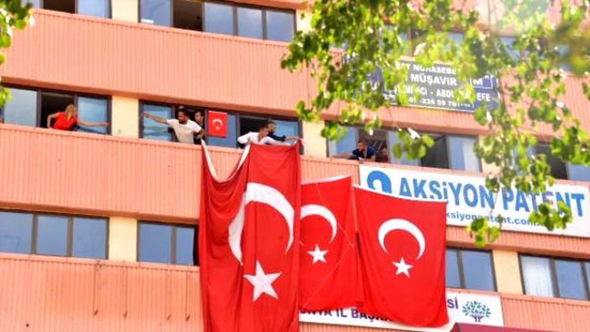 Konya\'da Protestocular Hdp İl Binasına Türk Bayrağı Astı