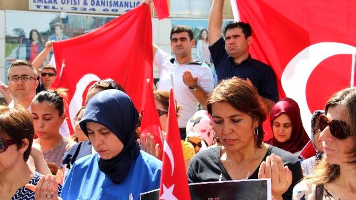 Manisa\'da Dualar Şehitler İçin