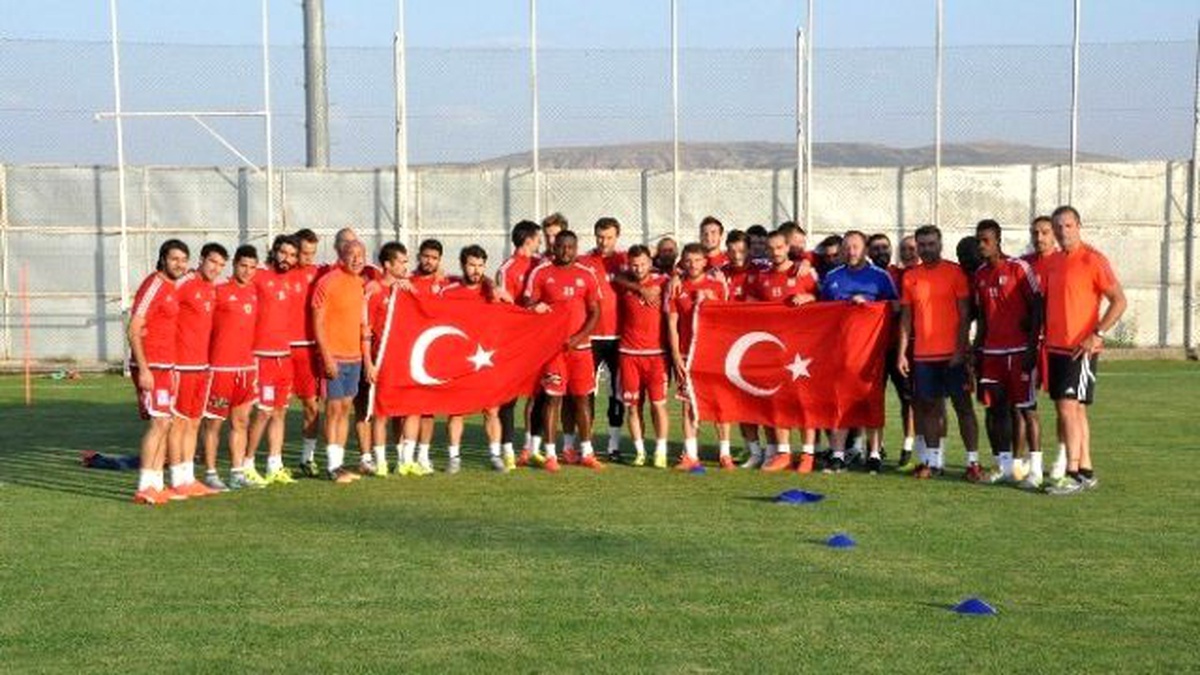 Medicana Sivasspor\'dan Teröre Bayraklı Protesto