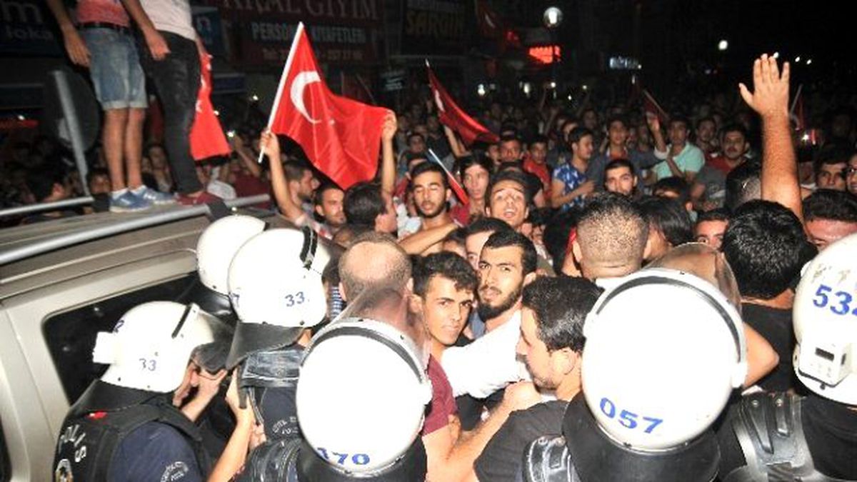 Mersin\'de Hdp Binalarına Saldırı
