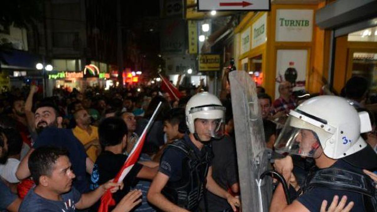 HDP Binasına Saldırı: 3 Polis Yaralı