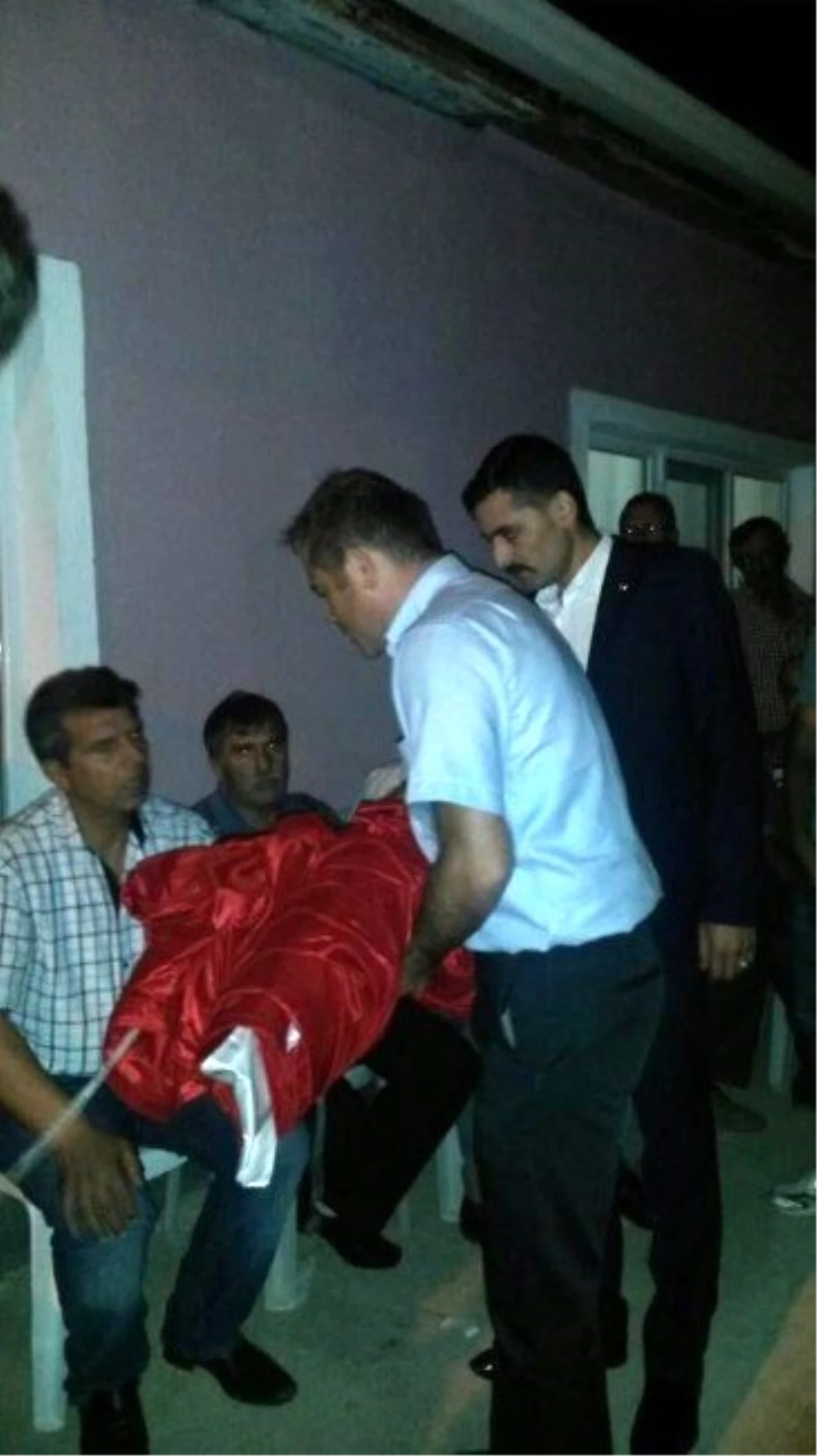 MHP\'den Şehit Astsubay Mustafa Özdemir\'in Evine Taziye Ziyareti