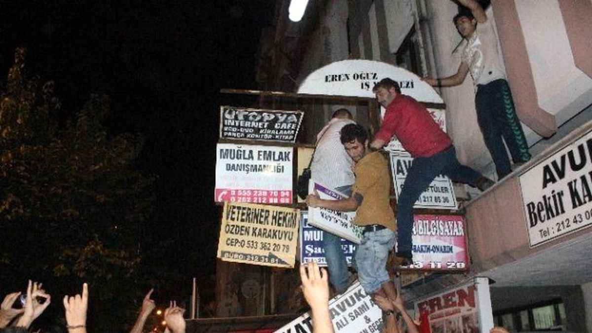Muğla\'da Hdp Tabelasını İndirdiler