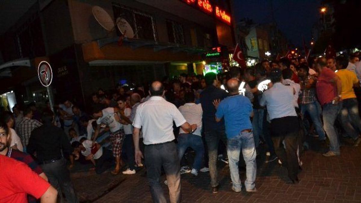 Nazilli\'de Hdp Binasına Yürümek İsteyen Gruba Polis Müdahale Etti