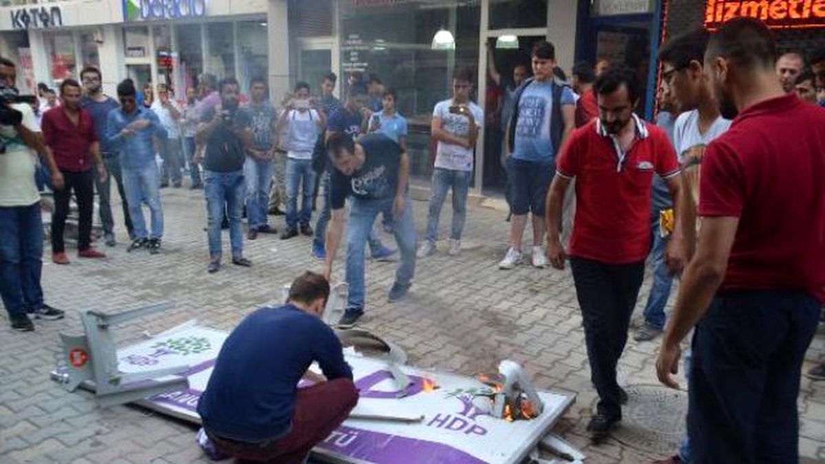 Orhangazi\'de Hdp\'nin Tabelasını İndirip Yaktılar