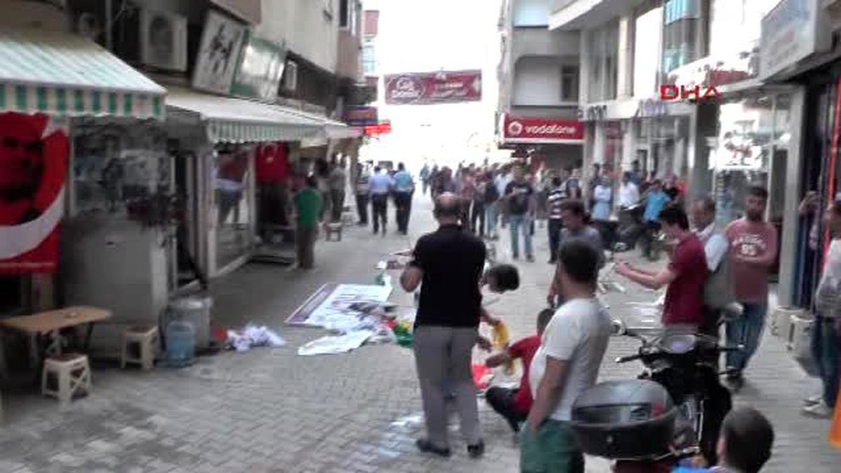 Orhangazi\'de Hdp\'nin Tabelasını İndirip Yaktılar