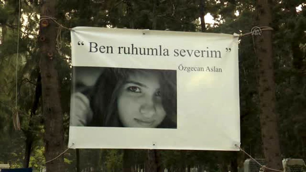 Özgecan\'ın Mezarına "Melek" Figürlü Anıt Heykel