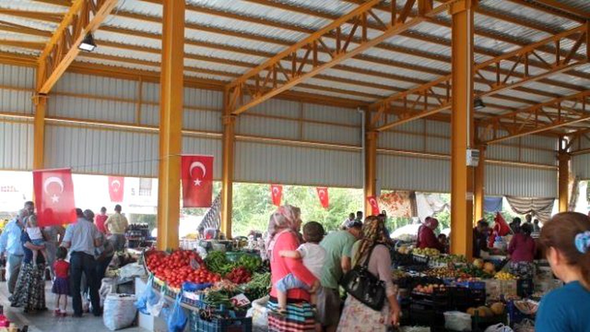 Pazar Esnafı Tezgahına Bayrak Asarak Teröre Tepki Gösterdi