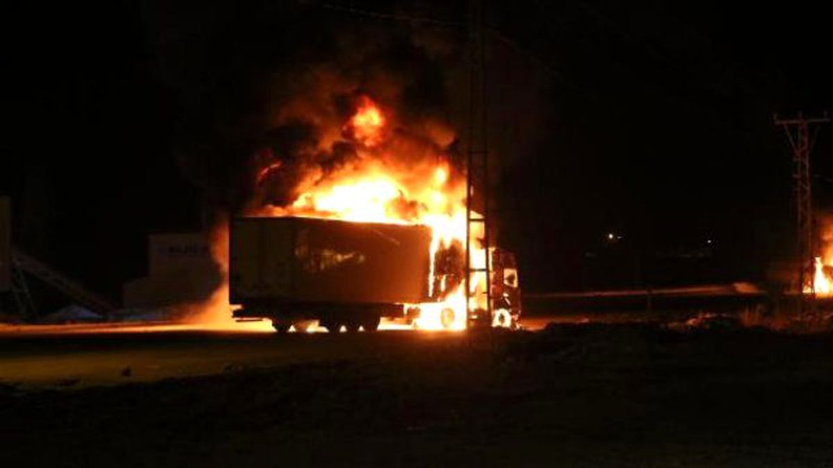 PKK'lılar Bitlis ve Erciş'te 11 Araç Yaktı