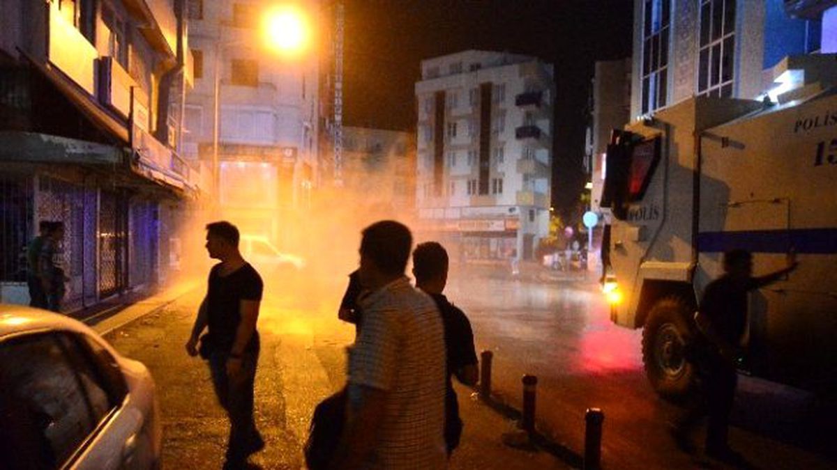 Polis Antalya\'da Hdp Binası Önündeki Gruba Müdahale Etti