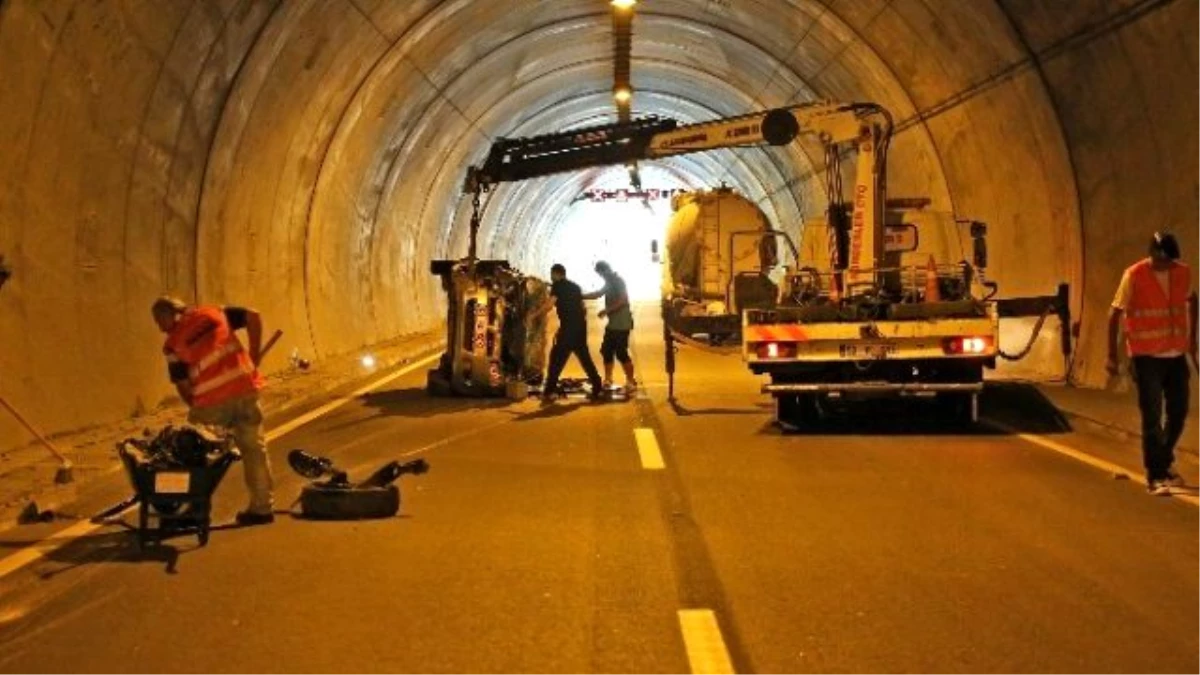 Rize\'de Tünelde Trafik Kazası: 1 Yaralı