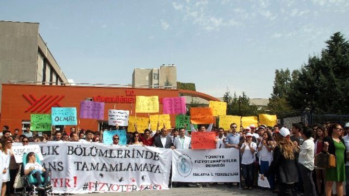 Sağlık Çalışanları YÖK\'ü Protesto Etti