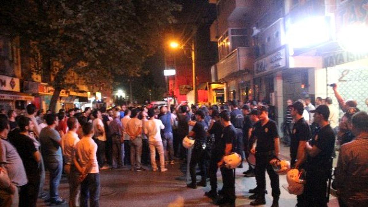 Sakarya\'da Hdp Binasına Türk Bayrağı Asıldı