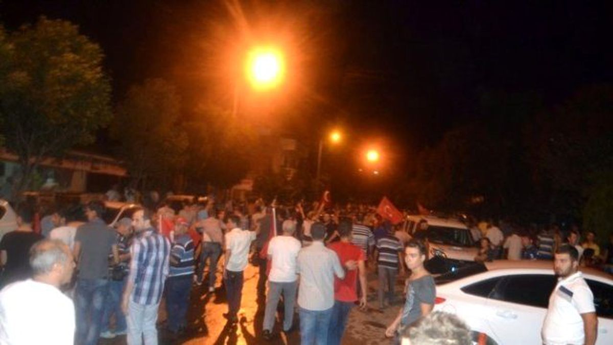 Salihli\'de Hdp\'ye Taşlı Saldırı