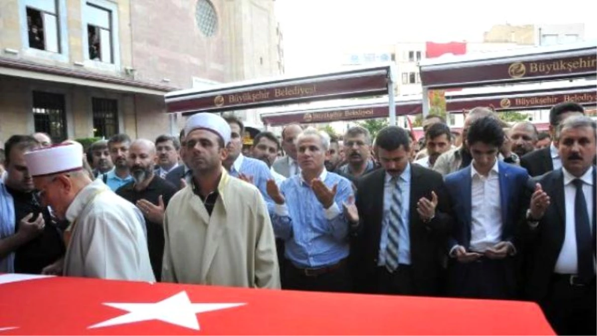 Şehit Astsubayın Cenaze Töreninde Bakan Avcı\'ya Protesto