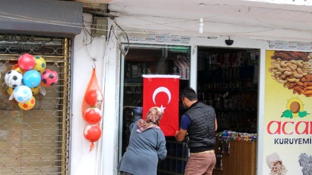 Şehit Polisin Memleketi Bayraklarla Donatıldı