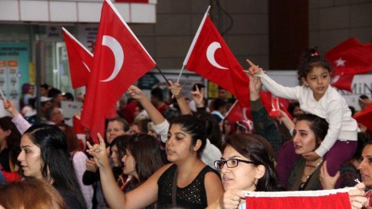 Şehitler İçin Yürüdüler